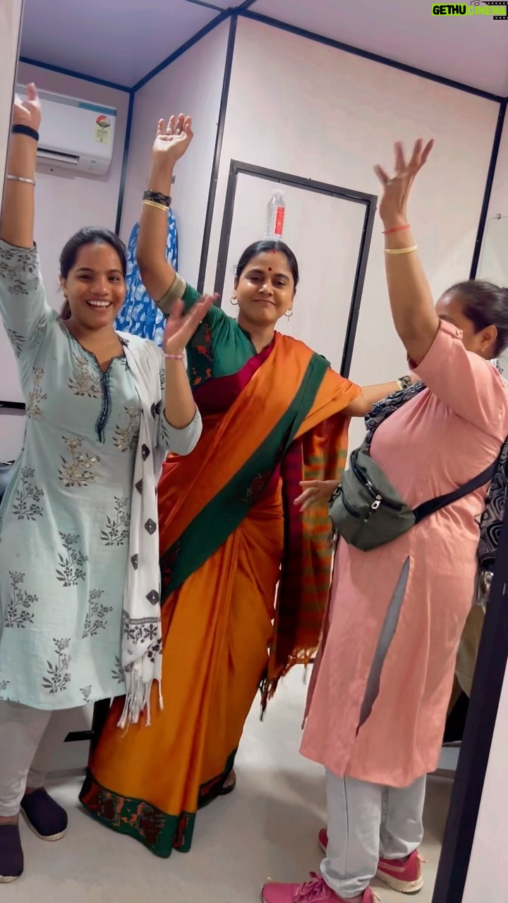 Hemangi Kavi Instagram - Me turning into #Bhavani in #AbrarHaque ‘s style with my pack! My hairdresser Laxmi Maurya & costume attendant Poonam Rajvar 💃🏽💃🏽💃🏽 #kmtmg #KaiseMujheTumMilGaye #zeetv #zee5 #BhavaniChitnis Mumbai, Maharashtra