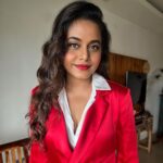Hemangi Kavi Instagram - I think Red Velvet ‘Cake’ is overrated! 🤪🍰 #कवीहुँमैं #हेमांगीकवी #तीसावळीगं #kavihunmain #hemangikavi #thatduskywoman #trending #redandwhite