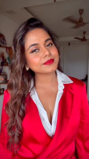 Hemangi Kavi Instagram - Just Imagine d Sound of d colour Red! ❤️ 

#कवीहुँमैं #हेमांगीकवी #तीसावळीगं #kavihunmain #hemangikavi #thatduskywoman #trending #wednesday