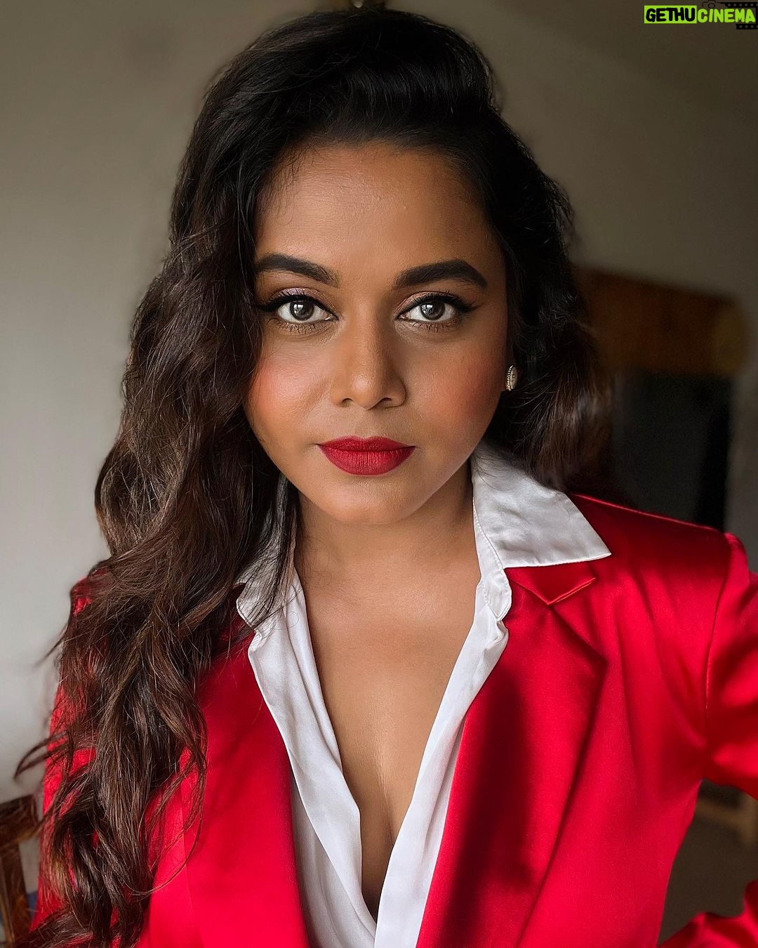 Hemangi Kavi Instagram - Did I Paint the Town Red? ❤️💋👠💄🌶️🍷🚗🎸 #कवीहुँमैं #हेमांगीकवी #तीसावळीगं #kavihunmain #hemangikavi #thatduskywoman #trending #red #dojacat #paintthetownred Mk up, Hair, Styling & Photos: Yours Truly 🥰 Mumbai, Maharashtra
