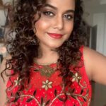 Hemangi Kavi Instagram - Main kitta Bhi na bolu.. tu khich meri photu! Samja Kya? 😎 #कवीहुँमैं #हेमांगीकवी #तीसावळीगं #kavihunmain #hemangikavi #thatduskywoman #trending #sunday #curlyhair Mumbai, Maharashtra