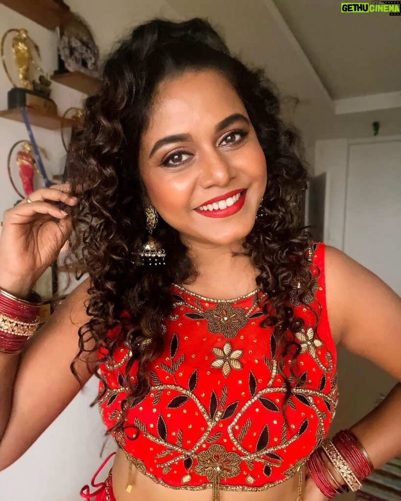 Hemangi Kavi Instagram - Make up, Hair, Styling & Photo : Yours lovely! 🥰 मीच माझ्या जीवनाचा शिल्पकार! 🤭 #कवीहुँमैं #हेमांगीकवी #तीसावळीगं #kaavihunmain #hemangikavi #thatduskywoman #trending #curlyhair #makeup #saturday Mumbai, Maharashtra