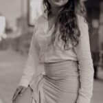 Hemangi Kavi Instagram - Black & White Dreamscape! #कवीहुँमैं #हेमांगीकवी #तीसावळीगं #kavihunmain #hemangikavi #thatduskywoman #trending #blackadnwhite #reel Pc: आमचा माणूस! ❤️