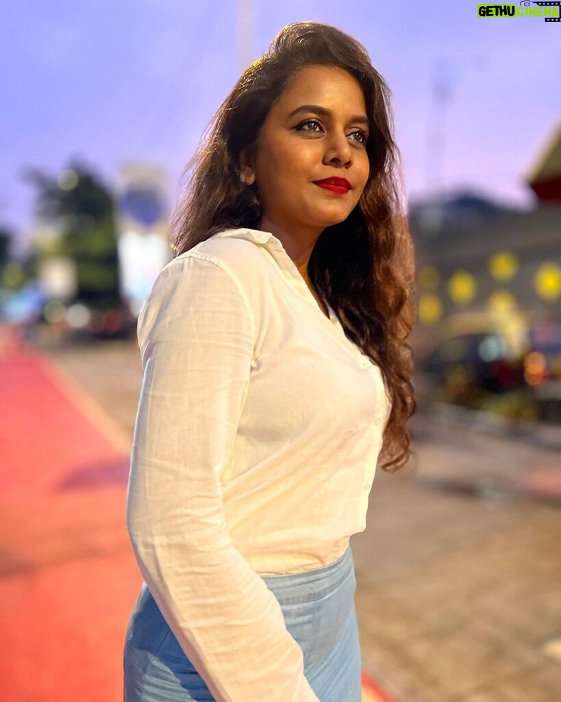 Hemangi Kavi Instagram - A pretty face gets old, a nice body will change, But a good woman will always be a Good Woman! #कवीहुँमैं #हेमांगीकवी #तीसावळीगं #kavihunmain #HemangiKavi #thatduskywoman #trending #happyteachersday Bandra,Mumbai