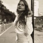 Hemangi Kavi Instagram - 🖤🤍 Love! #कवीहुँमैं #हेमांगीकवी #तीसावळीगं #kavihunmain #hemangikavi #thatduskywoman #trending #blackandwhite #monochrome Bandra,Mumbai