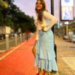 Hemangi Kavi Instagram - Life is a Red Carpet, Walk it with Grace, Elegance and Mindfulness! #कवीहुँमैं #हेमांगीकवी #तीसावळीगं #kavihunmain #hemangikavi #thatduskywoman #trending #redcarpet Pc : आमचा माणूस ❤️ (स्वतःहून म्हणाला चल फोटो काढू) No ‘जबरदस्ती’ was possessed here 😛 Bandra,Mumbai