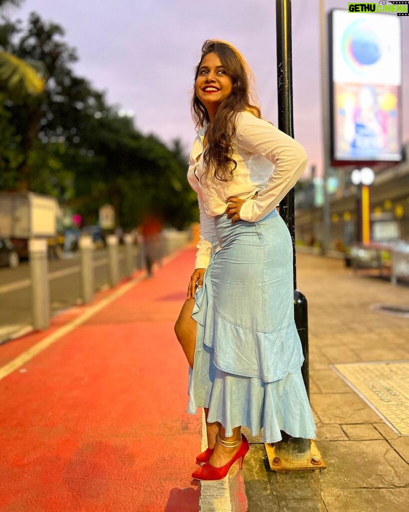 Hemangi Kavi Instagram - Life is a Red Carpet, Walk it with Grace, Elegance and Mindfulness! #कवीहुँमैं #हेमांगीकवी #तीसावळीगं #kavihunmain #hemangikavi #thatduskywoman #trending #redcarpet Pc : आमचा माणूस ❤️ (स्वतःहून म्हणाला चल फोटो काढू) No ‘जबरदस्ती’ was possessed here 😛 Bandra,Mumbai
