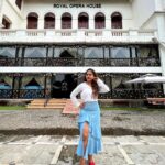 Hemangi Kavi Instagram - खरंतर भक्ताला कुठलंही देऊळ सारखंच! इतर अनेक ठिकाणी त्याने विठ्ठलाची मूर्ती पाहीलेली असली तरीही ‘आयुष्यात एकदा तरी पंढरपूरला जाऊन दर्शन घ्यावं’ ही इच्छा तो मनी बाळगतोच! तसंच माझंही होतं. मला कुठल्याही नाट्यगृहात प्रयोग करायला आवडतंच पण ‘साला एकदा तरी या रॅायल ॲापेरा मध्ये प्रयोग करायचाय यार’ ही अनेक वर्षांपासूनची इच्छा होती! आणि… काल मुंबईच्या रॅायल ॲापेरा हाऊस मध्ये आमच्या ‘जन्मवारी’ नाटकाचा रॅायल प्रयोग झाल्यामुळे माझी ही पण इच्छा पूर्ण झाली! खरंच नावाप्रमाणे सगळा रॅायल कारभार. नाट्यगृहाचं interior, lights, decorum, greenrooms, त्यातलं furniture, स्वच्छता, corridors, रंगसंगती, sound system, भव्य दिव्यपणा! आहाहा! क्या बात है. सगळंच विलक्षण! एखाद्या राजमहालात आलोय की काय असंच वाटत होतं! इतक्या वर्षांपासून फक्त इतरांकडून या वास्तूचं कौतुक ऐकत आलेय, कुणाकुणाच्या photos मध्ये पाहत आलेय पण काल मी चक्कं त्या वास्तूमध्ये उभं राहून प्रयोग सादर केला! अनेक वेळा मी या नाट्यगृहाला बाहेरून बघितलंय पण कायमच ‘आतून हे कसं असेल’ याचं कुतूहल वाटत आलंय. म्हणजे रीतसर तिकीट काढून प्रेक्षक म्हणून नाट्यगृह नक्कीच बघता आलं असतं पण आपन ठहरे कलाकार!!! “आत पाऊल ठेवेन ते माझ्या नाटकाचा प्रयोग करायलाच”!!! या खुळ्या निग्रहामुळे खूप वर्ष वाट पाहावी लागली खरंतर मला पण ते वाट पाहणं worth होतं असंच वाटलं! अनेक दिवस वारीत चालून झाल्यावर जेव्हा पंढरपूरात पाऊल पडतं तेव्हा जे त्या भक्ताचं होत असेल तेच माझं ही झालं! धन्य धन्य! माझा हा निग्रह पुर्ण करण्याची आणि प्रयोग सादर करण्याची संधी मिळाली ते ‘नाट्यधारा’ नाट्यमहोत्सवामुळे. संपूर्ण भारतातून काही नाटकांची निवड केली होती त्यात ‘जन्मवारी’ नाटक निवडल्याबद्दल नाट्यधारा निवडसमीतीचे आणि अनेक वर्षांपासून रंगभूमीची ज्या मनापासून जोपासना करताएत असे आमचे Ravi Mishra sir यांचे खूप खूप धन्यवाद! #नाट्यधारा #रॅायलॲापेराहाऊस #NatyaDhara #janmavaari #जन्मवारी #मराठीनाटक #royaloperahouse
