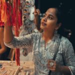 Hemangi Kavi Instagram - नारळी पौर्णिमा आणि रक्षा बंधनच्या तुम्हाला सगळ्यांना खूप खूप शुभेच्छा! Happy Raksha Bandhan to all of u! ❤️ #कवीहुँमैं #हेमांगीकवी #तीसावळीगं #kavihunmain #hemangikavi #thatduskywoman #trending #rakshabandhan #rakhispecial #नारळीपौर्णिमा Mumbai, Maharashtra