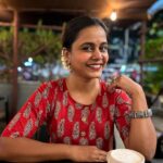 Hemangi Kavi Instagram - काल तुम्ही माझ्या वाढदिवसानिमित्त वेळात वेळ काढून मला शुभेच्छा देण्यासाठी msgs, phone calls, Dms केले त्यासाठी मी तुमचे आभार मानते. काहींचे calls मी घेऊ शकले नसेन, msgs वाचू शकले नसेन, reply देऊ शकले नसेन, tags पाहू शकले नसेन, stories remention करू शकले नसेन तर मोठ्या दिलानं तुम्ही मला माफ कराल अशी मी आशा करते. कालचा दिवस खरंच तुमच्या शुभेच्छांमुळे खास बनला. असंच प्रेम करत रहा, आशीर्वाद देत रहा! पुन्हा एकदा खुप खुप धन्यवाद! ❤️🙏🏽 त. टी.: वाढदिवस काल म्हणजे २६ ॲागस्टला होता, आज नाही याची कृपया मंडळाने नोंद घ्यावी! #कवीहुँमैं #हेमांगीकवी #तीसावळीगं #kavihunmain #hemangikavi #thatduskywoman #trending ##birthdaywishesappreciationpost #26thaugust Mumbai, Maharashtra