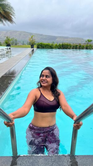 Hemangi Kavi Instagram - Diving into 43 be like! 🥰

#कवीहुँमैं #हेमांगीकवी #तीसावळीगं #kavihunmain #hemangikavi #thatduskywoman #birthdaypost #trending #transition #26thaugust