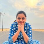 Hemangi Kavi Instagram - तानानानातूम तानानानातूम तानानानातूम! 🥴🥶 This video is made only for fun & not to spread or promote any kind of superstitious beliefs or practices. #कवीहुँमैं #हेमांगीकवी #तीसावळीगं #kavihunmain #hemangikavi #thatduskywoman #trending #friday #funday Mumbai, Maharashtra