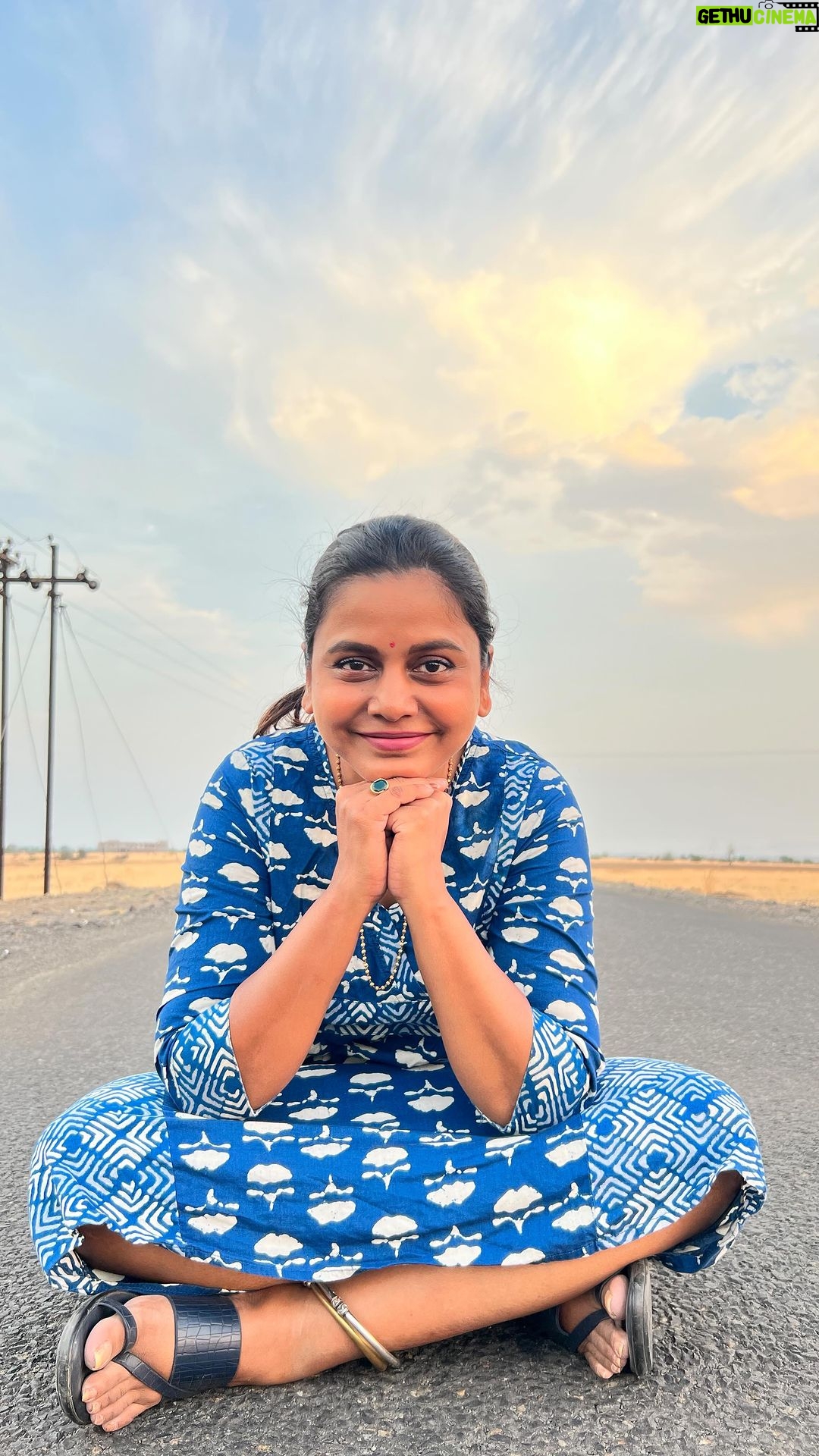 Hemangi Kavi Instagram - तानानानातूम तानानानातूम तानानानातूम! 🥴🥶 This video is made only for fun & not to spread or promote any kind of superstitious beliefs or practices. #कवीहुँमैं #हेमांगीकवी #तीसावळीगं #kavihunmain #hemangikavi #thatduskywoman #trending #friday #funday Mumbai, Maharashtra