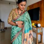 Hemangi Kavi Instagram - काय योगायोग! या photos ला कुठलं गाणं ठेवायचं विचार करत असताना हे गाणं सुचलं आणि आठवलं अरे आज तर २६ सप्टेंबर. देव आनंदचा birthday! माझा २६ ॲागस्ट आणि बरोबर एका महीन्याने देवचा म्हणून पक्कं लक्षात आहे! माझ्या मम्मी- पप्पांचा अत्यंत आवडता Hero! त्यांचे सिनेमे, त्यांची गाणी! हम दोनो, काला पानी आणि Guide माझे personal favourites आणि त्यांच्यावर चित्रित झालेलं हे गाणं तर म्हणजे कहर आहे! पुढची ५०० वर्ष तरी हे गाणं एवढंच टवटवीत राहील अगदी evergreen देव आनंद सारखं! आज ते असते तर १०० वर्षाचे झाले असते. Happy Birthday देव साहब! #DevAnand #100thbirthanniversary #कवीहुँमैं #हेमांगीकवी #तीसावळीगं #kavihunmain #hemangikavi #thatduskywoman #trending #sareelove #coincidence Mumbai, Maharashtra