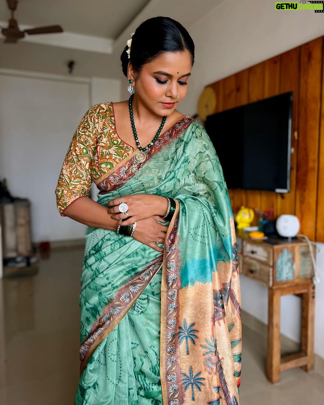 Hemangi Kavi Instagram - काय योगायोग! या photos ला कुठलं गाणं ठेवायचं विचार करत असताना हे गाणं सुचलं आणि आठवलं अरे आज तर २६ सप्टेंबर. देव आनंदचा birthday! माझा २६ ॲागस्ट आणि बरोबर एका महीन्याने देवचा म्हणून पक्कं लक्षात आहे! माझ्या मम्मी- पप्पांचा अत्यंत आवडता Hero! त्यांचे सिनेमे, त्यांची गाणी! हम दोनो, काला पानी आणि Guide माझे personal favourites आणि त्यांच्यावर चित्रित झालेलं हे गाणं तर म्हणजे कहर आहे! पुढची ५०० वर्ष तरी हे गाणं एवढंच टवटवीत राहील अगदी evergreen देव आनंद सारखं! आज ते असते तर १०० वर्षाचे झाले असते. Happy Birthday देव साहब! #DevAnand #100thbirthanniversary #कवीहुँमैं #हेमांगीकवी #तीसावळीगं #kavihunmain #hemangikavi #thatduskywoman #trending #sareelove #coincidence Mumbai, Maharashtra