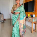Hemangi Kavi Instagram - काय योगायोग! या photos ला कुठलं गाणं ठेवायचं विचार करत असताना हे गाणं सुचलं आणि आठवलं अरे आज तर २६ सप्टेंबर. देव आनंदचा birthday! माझा २६ ॲागस्ट आणि बरोबर एका महीन्याने देवचा म्हणून पक्कं लक्षात आहे! माझ्या मम्मी- पप्पांचा अत्यंत आवडता Hero! त्यांचे सिनेमे, त्यांची गाणी! हम दोनो, काला पानी आणि Guide माझे personal favourites आणि त्यांच्यावर चित्रित झालेलं हे गाणं तर म्हणजे कहर आहे! पुढची ५०० वर्ष तरी हे गाणं एवढंच टवटवीत राहील अगदी evergreen देव आनंद सारखं! आज ते असते तर १०० वर्षाचे झाले असते. Happy Birthday देव साहब! #DevAnand #100thbirthanniversary #कवीहुँमैं #हेमांगीकवी #तीसावळीगं #kavihunmain #hemangikavi #thatduskywoman #trending #sareelove #coincidence Mumbai, Maharashtra