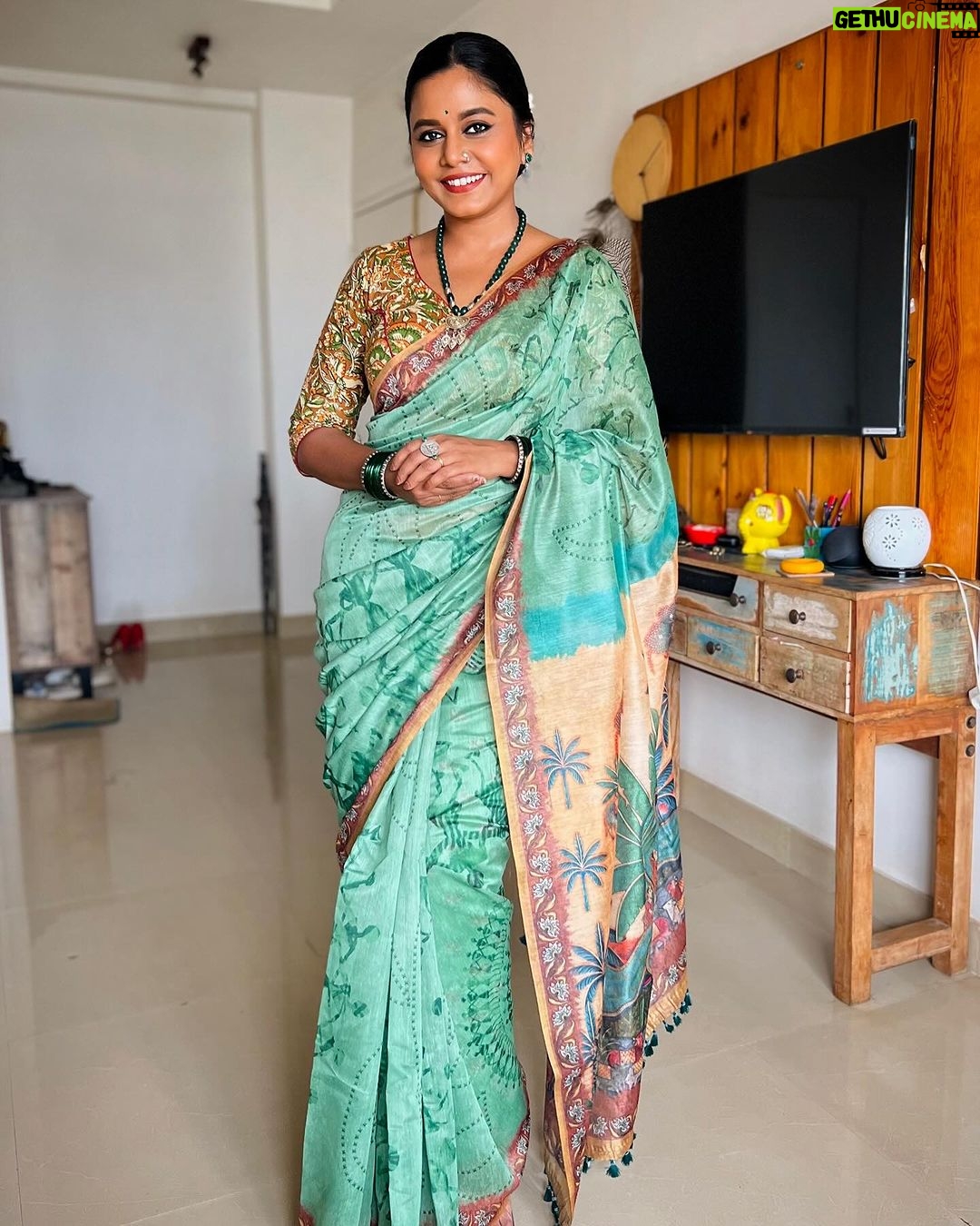 Hemangi Kavi Instagram - काय योगायोग! या photos ला कुठलं गाणं ठेवायचं विचार करत असताना हे गाणं सुचलं आणि आठवलं अरे आज तर २६ सप्टेंबर. देव आनंदचा birthday! माझा २६ ॲागस्ट आणि बरोबर एका महीन्याने देवचा म्हणून पक्कं लक्षात आहे! माझ्या मम्मी- पप्पांचा अत्यंत आवडता Hero! त्यांचे सिनेमे, त्यांची गाणी! हम दोनो, काला पानी आणि Guide माझे personal favourites आणि त्यांच्यावर चित्रित झालेलं हे गाणं तर म्हणजे कहर आहे! पुढची ५०० वर्ष तरी हे गाणं एवढंच टवटवीत राहील अगदी evergreen देव आनंद सारखं! आज ते असते तर १०० वर्षाचे झाले असते. Happy Birthday देव साहब! #DevAnand #100thbirthanniversary #कवीहुँमैं #हेमांगीकवी #तीसावळीगं #kavihunmain #hemangikavi #thatduskywoman #trending #sareelove #coincidence Mumbai, Maharashtra