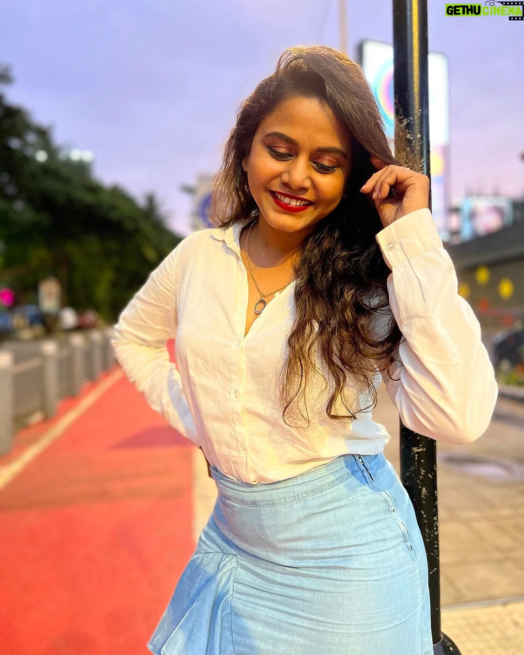 Hemangi Kavi Instagram - A pretty face gets old, a nice body will change, But a good woman will always be a Good Woman! #कवीहुँमैं #हेमांगीकवी #तीसावळीगं #kavihunmain #HemangiKavi #thatduskywoman #trending #happyteachersday Bandra,Mumbai