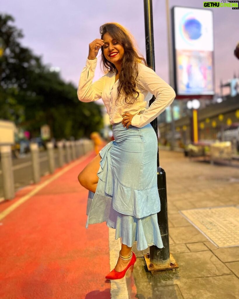 Hemangi Kavi Instagram - Life is a Red Carpet, Walk it with Grace, Elegance and Mindfulness! #कवीहुँमैं #हेमांगीकवी #तीसावळीगं #kavihunmain #hemangikavi #thatduskywoman #trending #redcarpet Pc : आमचा माणूस ❤️ (स्वतःहून म्हणाला चल फोटो काढू) No ‘जबरदस्ती’ was possessed here 😛 Bandra,Mumbai