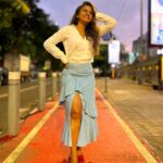 Hemangi Kavi Instagram - Life is a Red Carpet, Walk it with Grace, Elegance and Mindfulness! #कवीहुँमैं #हेमांगीकवी #तीसावळीगं #kavihunmain #hemangikavi #thatduskywoman #trending #redcarpet Pc : आमचा माणूस ❤️ (स्वतःहून म्हणाला चल फोटो काढू) No ‘जबरदस्ती’ was possessed here 😛 Bandra,Mumbai