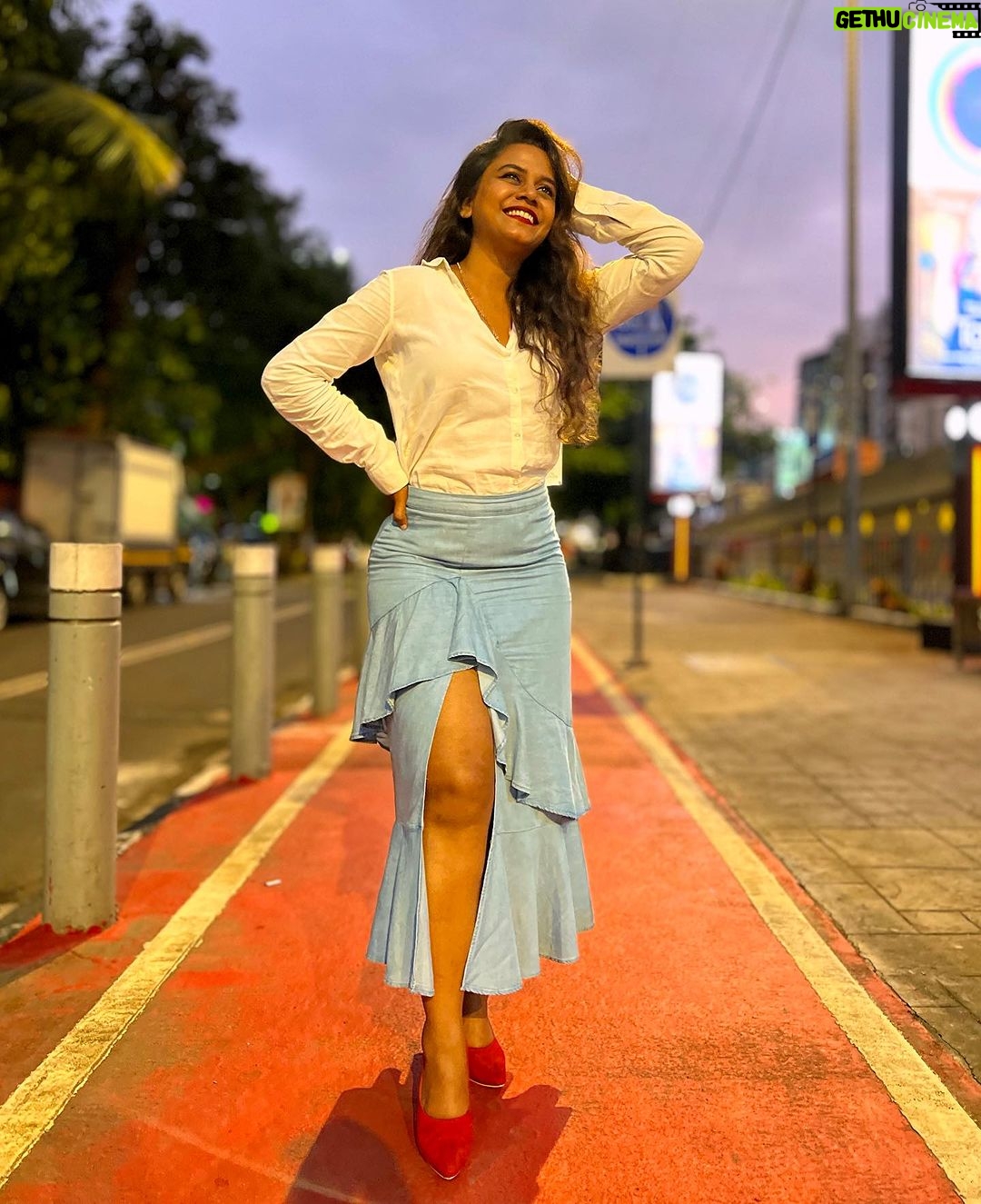 Hemangi Kavi Instagram - Life is a Red Carpet, Walk it with Grace, Elegance and Mindfulness! #कवीहुँमैं #हेमांगीकवी #तीसावळीगं #kavihunmain #hemangikavi #thatduskywoman #trending #redcarpet Pc : आमचा माणूस ❤️ (स्वतःहून म्हणाला चल फोटो काढू) No ‘जबरदस्ती’ was possessed here 😛 Bandra,Mumbai