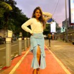 Hemangi Kavi Instagram - Life is a Red Carpet, Walk it with Grace, Elegance and Mindfulness! #कवीहुँमैं #हेमांगीकवी #तीसावळीगं #kavihunmain #hemangikavi #thatduskywoman #trending #redcarpet Pc : आमचा माणूस ❤️ (स्वतःहून म्हणाला चल फोटो काढू) No ‘जबरदस्ती’ was possessed here 😛 Bandra,Mumbai