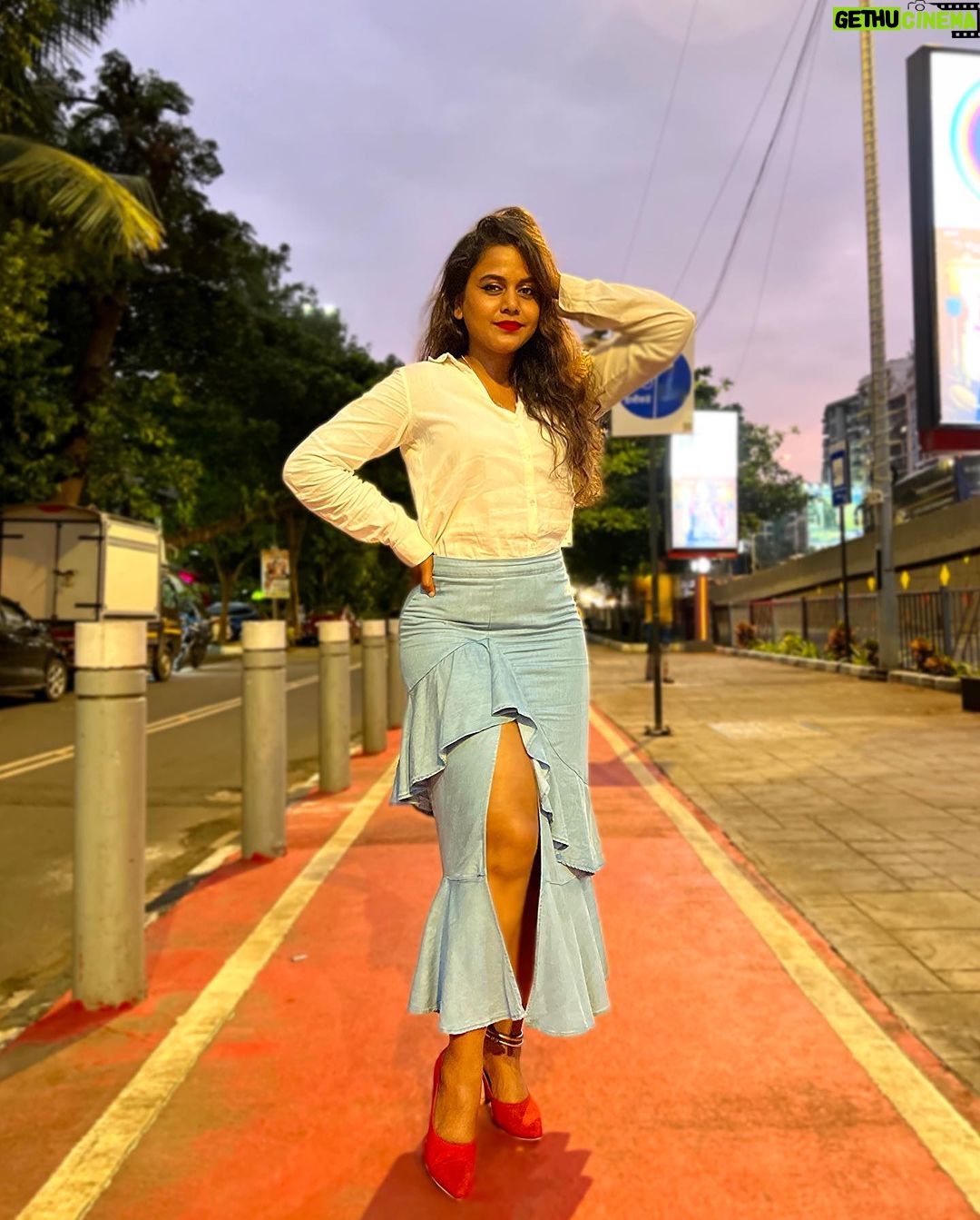 Hemangi Kavi Instagram - Life is a Red Carpet, Walk it with Grace, Elegance and Mindfulness! #कवीहुँमैं #हेमांगीकवी #तीसावळीगं #kavihunmain #hemangikavi #thatduskywoman #trending #redcarpet Pc : आमचा माणूस ❤️ (स्वतःहून म्हणाला चल फोटो काढू) No ‘जबरदस्ती’ was possessed here 😛 Bandra,Mumbai