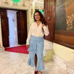 Hemangi Kavi Instagram - खरंतर भक्ताला कुठलंही देऊळ सारखंच! इतर अनेक ठिकाणी त्याने विठ्ठलाची मूर्ती पाहीलेली असली तरीही ‘आयुष्यात एकदा तरी पंढरपूरला जाऊन दर्शन घ्यावं’ ही इच्छा तो मनी बाळगतोच! तसंच माझंही होतं. मला कुठल्याही नाट्यगृहात प्रयोग करायला आवडतंच पण ‘साला एकदा तरी या रॅायल ॲापेरा मध्ये प्रयोग करायचाय यार’ ही अनेक वर्षांपासूनची इच्छा होती! आणि… काल मुंबईच्या रॅायल ॲापेरा हाऊस मध्ये आमच्या ‘जन्मवारी’ नाटकाचा रॅायल प्रयोग झाल्यामुळे माझी ही पण इच्छा पूर्ण झाली! खरंच नावाप्रमाणे सगळा रॅायल कारभार. नाट्यगृहाचं interior, lights, decorum, greenrooms, त्यातलं furniture, स्वच्छता, corridors, रंगसंगती, sound system, भव्य दिव्यपणा! आहाहा! क्या बात है. सगळंच विलक्षण! एखाद्या राजमहालात आलोय की काय असंच वाटत होतं! इतक्या वर्षांपासून फक्त इतरांकडून या वास्तूचं कौतुक ऐकत आलेय, कुणाकुणाच्या photos मध्ये पाहत आलेय पण काल मी चक्कं त्या वास्तूमध्ये उभं राहून प्रयोग सादर केला! अनेक वेळा मी या नाट्यगृहाला बाहेरून बघितलंय पण कायमच ‘आतून हे कसं असेल’ याचं कुतूहल वाटत आलंय. म्हणजे रीतसर तिकीट काढून प्रेक्षक म्हणून नाट्यगृह नक्कीच बघता आलं असतं पण आपन ठहरे कलाकार!!! “आत पाऊल ठेवेन ते माझ्या नाटकाचा प्रयोग करायलाच”!!! या खुळ्या निग्रहामुळे खूप वर्ष वाट पाहावी लागली खरंतर मला पण ते वाट पाहणं worth होतं असंच वाटलं! अनेक दिवस वारीत चालून झाल्यावर जेव्हा पंढरपूरात पाऊल पडतं तेव्हा जे त्या भक्ताचं होत असेल तेच माझं ही झालं! धन्य धन्य! माझा हा निग्रह पुर्ण करण्याची आणि प्रयोग सादर करण्याची संधी मिळाली ते ‘नाट्यधारा’ नाट्यमहोत्सवामुळे. संपूर्ण भारतातून काही नाटकांची निवड केली होती त्यात ‘जन्मवारी’ नाटक निवडल्याबद्दल नाट्यधारा निवडसमीतीचे आणि अनेक वर्षांपासून रंगभूमीची ज्या मनापासून जोपासना करताएत असे आमचे Ravi Mishra sir यांचे खूप खूप धन्यवाद! #नाट्यधारा #रॅायलॲापेराहाऊस #NatyaDhara #janmavaari #जन्मवारी #मराठीनाटक #royaloperahouse