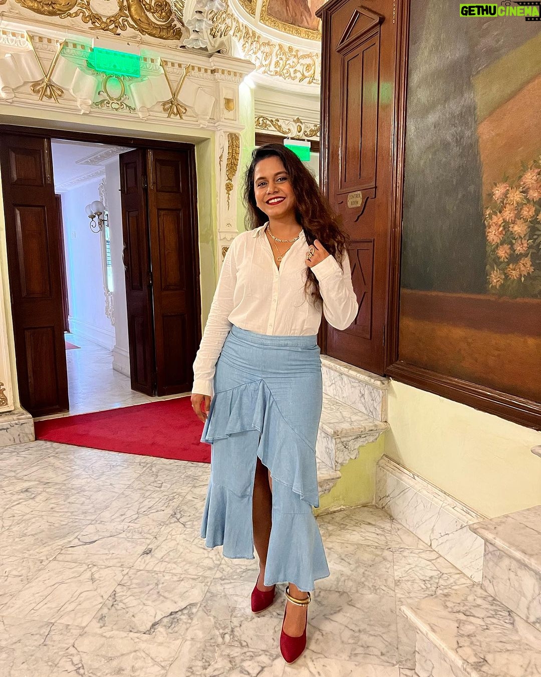 Hemangi Kavi Instagram - खरंतर भक्ताला कुठलंही देऊळ सारखंच! इतर अनेक ठिकाणी त्याने विठ्ठलाची मूर्ती पाहीलेली असली तरीही ‘आयुष्यात एकदा तरी पंढरपूरला जाऊन दर्शन घ्यावं’ ही इच्छा तो मनी बाळगतोच! तसंच माझंही होतं. मला कुठल्याही नाट्यगृहात प्रयोग करायला आवडतंच पण ‘साला एकदा तरी या रॅायल ॲापेरा मध्ये प्रयोग करायचाय यार’ ही अनेक वर्षांपासूनची इच्छा होती! आणि… काल मुंबईच्या रॅायल ॲापेरा हाऊस मध्ये आमच्या ‘जन्मवारी’ नाटकाचा रॅायल प्रयोग झाल्यामुळे माझी ही पण इच्छा पूर्ण झाली! खरंच नावाप्रमाणे सगळा रॅायल कारभार. नाट्यगृहाचं interior, lights, decorum, greenrooms, त्यातलं furniture, स्वच्छता, corridors, रंगसंगती, sound system, भव्य दिव्यपणा! आहाहा! क्या बात है. सगळंच विलक्षण! एखाद्या राजमहालात आलोय की काय असंच वाटत होतं! इतक्या वर्षांपासून फक्त इतरांकडून या वास्तूचं कौतुक ऐकत आलेय, कुणाकुणाच्या photos मध्ये पाहत आलेय पण काल मी चक्कं त्या वास्तूमध्ये उभं राहून प्रयोग सादर केला! अनेक वेळा मी या नाट्यगृहाला बाहेरून बघितलंय पण कायमच ‘आतून हे कसं असेल’ याचं कुतूहल वाटत आलंय. म्हणजे रीतसर तिकीट काढून प्रेक्षक म्हणून नाट्यगृह नक्कीच बघता आलं असतं पण आपन ठहरे कलाकार!!! “आत पाऊल ठेवेन ते माझ्या नाटकाचा प्रयोग करायलाच”!!! या खुळ्या निग्रहामुळे खूप वर्ष वाट पाहावी लागली खरंतर मला पण ते वाट पाहणं worth होतं असंच वाटलं! अनेक दिवस वारीत चालून झाल्यावर जेव्हा पंढरपूरात पाऊल पडतं तेव्हा जे त्या भक्ताचं होत असेल तेच माझं ही झालं! धन्य धन्य! माझा हा निग्रह पुर्ण करण्याची आणि प्रयोग सादर करण्याची संधी मिळाली ते ‘नाट्यधारा’ नाट्यमहोत्सवामुळे. संपूर्ण भारतातून काही नाटकांची निवड केली होती त्यात ‘जन्मवारी’ नाटक निवडल्याबद्दल नाट्यधारा निवडसमीतीचे आणि अनेक वर्षांपासून रंगभूमीची ज्या मनापासून जोपासना करताएत असे आमचे Ravi Mishra sir यांचे खूप खूप धन्यवाद! #नाट्यधारा #रॅायलॲापेराहाऊस #NatyaDhara #janmavaari #जन्मवारी #मराठीनाटक #royaloperahouse