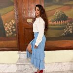 Hemangi Kavi Instagram - खरंतर भक्ताला कुठलंही देऊळ सारखंच! इतर अनेक ठिकाणी त्याने विठ्ठलाची मूर्ती पाहीलेली असली तरीही ‘आयुष्यात एकदा तरी पंढरपूरला जाऊन दर्शन घ्यावं’ ही इच्छा तो मनी बाळगतोच! तसंच माझंही होतं. मला कुठल्याही नाट्यगृहात प्रयोग करायला आवडतंच पण ‘साला एकदा तरी या रॅायल ॲापेरा मध्ये प्रयोग करायचाय यार’ ही अनेक वर्षांपासूनची इच्छा होती! आणि… काल मुंबईच्या रॅायल ॲापेरा हाऊस मध्ये आमच्या ‘जन्मवारी’ नाटकाचा रॅायल प्रयोग झाल्यामुळे माझी ही पण इच्छा पूर्ण झाली! खरंच नावाप्रमाणे सगळा रॅायल कारभार. नाट्यगृहाचं interior, lights, decorum, greenrooms, त्यातलं furniture, स्वच्छता, corridors, रंगसंगती, sound system, भव्य दिव्यपणा! आहाहा! क्या बात है. सगळंच विलक्षण! एखाद्या राजमहालात आलोय की काय असंच वाटत होतं! इतक्या वर्षांपासून फक्त इतरांकडून या वास्तूचं कौतुक ऐकत आलेय, कुणाकुणाच्या photos मध्ये पाहत आलेय पण काल मी चक्कं त्या वास्तूमध्ये उभं राहून प्रयोग सादर केला! अनेक वेळा मी या नाट्यगृहाला बाहेरून बघितलंय पण कायमच ‘आतून हे कसं असेल’ याचं कुतूहल वाटत आलंय. म्हणजे रीतसर तिकीट काढून प्रेक्षक म्हणून नाट्यगृह नक्कीच बघता आलं असतं पण आपन ठहरे कलाकार!!! “आत पाऊल ठेवेन ते माझ्या नाटकाचा प्रयोग करायलाच”!!! या खुळ्या निग्रहामुळे खूप वर्ष वाट पाहावी लागली खरंतर मला पण ते वाट पाहणं worth होतं असंच वाटलं! अनेक दिवस वारीत चालून झाल्यावर जेव्हा पंढरपूरात पाऊल पडतं तेव्हा जे त्या भक्ताचं होत असेल तेच माझं ही झालं! धन्य धन्य! माझा हा निग्रह पुर्ण करण्याची आणि प्रयोग सादर करण्याची संधी मिळाली ते ‘नाट्यधारा’ नाट्यमहोत्सवामुळे. संपूर्ण भारतातून काही नाटकांची निवड केली होती त्यात ‘जन्मवारी’ नाटक निवडल्याबद्दल नाट्यधारा निवडसमीतीचे आणि अनेक वर्षांपासून रंगभूमीची ज्या मनापासून जोपासना करताएत असे आमचे Ravi Mishra sir यांचे खूप खूप धन्यवाद! #नाट्यधारा #रॅायलॲापेराहाऊस #NatyaDhara #janmavaari #जन्मवारी #मराठीनाटक #royaloperahouse