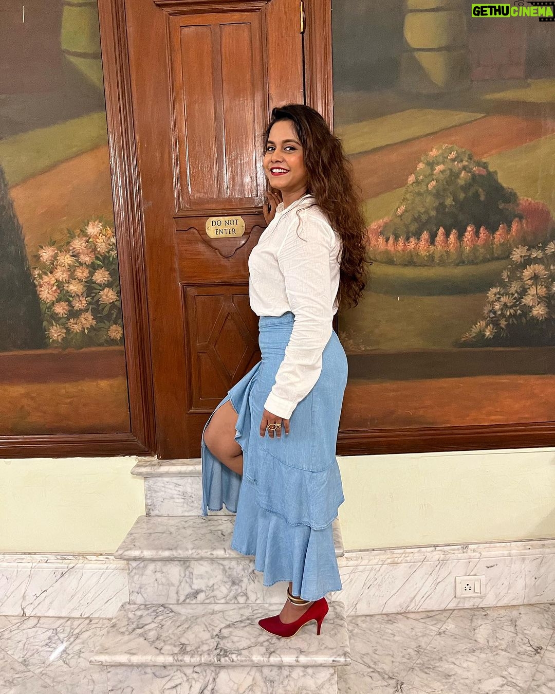 Hemangi Kavi Instagram - खरंतर भक्ताला कुठलंही देऊळ सारखंच! इतर अनेक ठिकाणी त्याने विठ्ठलाची मूर्ती पाहीलेली असली तरीही ‘आयुष्यात एकदा तरी पंढरपूरला जाऊन दर्शन घ्यावं’ ही इच्छा तो मनी बाळगतोच! तसंच माझंही होतं. मला कुठल्याही नाट्यगृहात प्रयोग करायला आवडतंच पण ‘साला एकदा तरी या रॅायल ॲापेरा मध्ये प्रयोग करायचाय यार’ ही अनेक वर्षांपासूनची इच्छा होती! आणि… काल मुंबईच्या रॅायल ॲापेरा हाऊस मध्ये आमच्या ‘जन्मवारी’ नाटकाचा रॅायल प्रयोग झाल्यामुळे माझी ही पण इच्छा पूर्ण झाली! खरंच नावाप्रमाणे सगळा रॅायल कारभार. नाट्यगृहाचं interior, lights, decorum, greenrooms, त्यातलं furniture, स्वच्छता, corridors, रंगसंगती, sound system, भव्य दिव्यपणा! आहाहा! क्या बात है. सगळंच विलक्षण! एखाद्या राजमहालात आलोय की काय असंच वाटत होतं! इतक्या वर्षांपासून फक्त इतरांकडून या वास्तूचं कौतुक ऐकत आलेय, कुणाकुणाच्या photos मध्ये पाहत आलेय पण काल मी चक्कं त्या वास्तूमध्ये उभं राहून प्रयोग सादर केला! अनेक वेळा मी या नाट्यगृहाला बाहेरून बघितलंय पण कायमच ‘आतून हे कसं असेल’ याचं कुतूहल वाटत आलंय. म्हणजे रीतसर तिकीट काढून प्रेक्षक म्हणून नाट्यगृह नक्कीच बघता आलं असतं पण आपन ठहरे कलाकार!!! “आत पाऊल ठेवेन ते माझ्या नाटकाचा प्रयोग करायलाच”!!! या खुळ्या निग्रहामुळे खूप वर्ष वाट पाहावी लागली खरंतर मला पण ते वाट पाहणं worth होतं असंच वाटलं! अनेक दिवस वारीत चालून झाल्यावर जेव्हा पंढरपूरात पाऊल पडतं तेव्हा जे त्या भक्ताचं होत असेल तेच माझं ही झालं! धन्य धन्य! माझा हा निग्रह पुर्ण करण्याची आणि प्रयोग सादर करण्याची संधी मिळाली ते ‘नाट्यधारा’ नाट्यमहोत्सवामुळे. संपूर्ण भारतातून काही नाटकांची निवड केली होती त्यात ‘जन्मवारी’ नाटक निवडल्याबद्दल नाट्यधारा निवडसमीतीचे आणि अनेक वर्षांपासून रंगभूमीची ज्या मनापासून जोपासना करताएत असे आमचे Ravi Mishra sir यांचे खूप खूप धन्यवाद! #नाट्यधारा #रॅायलॲापेराहाऊस #NatyaDhara #janmavaari #जन्मवारी #मराठीनाटक #royaloperahouse