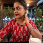Hemangi Kavi Instagram - काल तुम्ही माझ्या वाढदिवसानिमित्त वेळात वेळ काढून मला शुभेच्छा देण्यासाठी msgs, phone calls, Dms केले त्यासाठी मी तुमचे आभार मानते. काहींचे calls मी घेऊ शकले नसेन, msgs वाचू शकले नसेन, reply देऊ शकले नसेन, tags पाहू शकले नसेन, stories remention करू शकले नसेन तर मोठ्या दिलानं तुम्ही मला माफ कराल अशी मी आशा करते. कालचा दिवस खरंच तुमच्या शुभेच्छांमुळे खास बनला. असंच प्रेम करत रहा, आशीर्वाद देत रहा! पुन्हा एकदा खुप खुप धन्यवाद! ❤️🙏🏽 त. टी.: वाढदिवस काल म्हणजे २६ ॲागस्टला होता, आज नाही याची कृपया मंडळाने नोंद घ्यावी! #कवीहुँमैं #हेमांगीकवी #तीसावळीगं #kavihunmain #hemangikavi #thatduskywoman #trending ##birthdaywishesappreciationpost #26thaugust Mumbai, Maharashtra