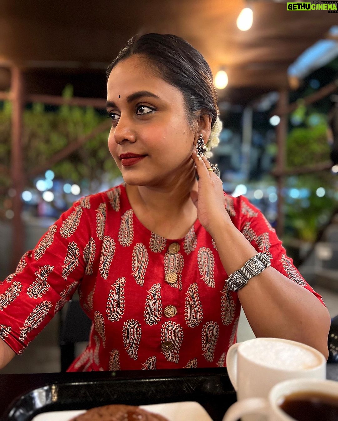 Hemangi Kavi Instagram - काल तुम्ही माझ्या वाढदिवसानिमित्त वेळात वेळ काढून मला शुभेच्छा देण्यासाठी msgs, phone calls, Dms केले त्यासाठी मी तुमचे आभार मानते. काहींचे calls मी घेऊ शकले नसेन, msgs वाचू शकले नसेन, reply देऊ शकले नसेन, tags पाहू शकले नसेन, stories remention करू शकले नसेन तर मोठ्या दिलानं तुम्ही मला माफ कराल अशी मी आशा करते. कालचा दिवस खरंच तुमच्या शुभेच्छांमुळे खास बनला. असंच प्रेम करत रहा, आशीर्वाद देत रहा! पुन्हा एकदा खुप खुप धन्यवाद! ❤️🙏🏽 त. टी.: वाढदिवस काल म्हणजे २६ ॲागस्टला होता, आज नाही याची कृपया मंडळाने नोंद घ्यावी! #कवीहुँमैं #हेमांगीकवी #तीसावळीगं #kavihunmain #hemangikavi #thatduskywoman #trending ##birthdaywishesappreciationpost #26thaugust Mumbai, Maharashtra
