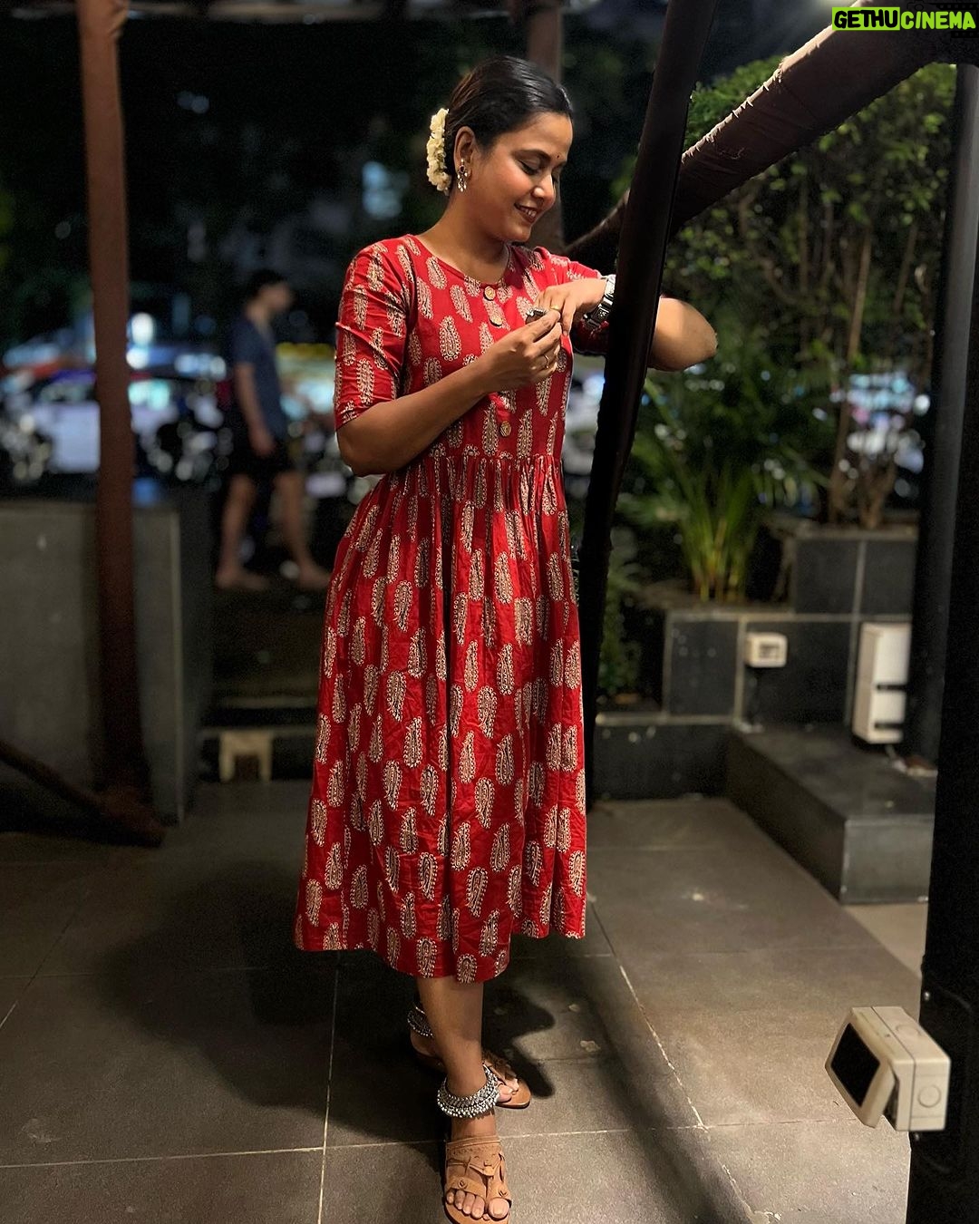 Hemangi Kavi Instagram - काल तुम्ही माझ्या वाढदिवसानिमित्त वेळात वेळ काढून मला शुभेच्छा देण्यासाठी msgs, phone calls, Dms केले त्यासाठी मी तुमचे आभार मानते. काहींचे calls मी घेऊ शकले नसेन, msgs वाचू शकले नसेन, reply देऊ शकले नसेन, tags पाहू शकले नसेन, stories remention करू शकले नसेन तर मोठ्या दिलानं तुम्ही मला माफ कराल अशी मी आशा करते. कालचा दिवस खरंच तुमच्या शुभेच्छांमुळे खास बनला. असंच प्रेम करत रहा, आशीर्वाद देत रहा! पुन्हा एकदा खुप खुप धन्यवाद! ❤️🙏🏽 त. टी.: वाढदिवस काल म्हणजे २६ ॲागस्टला होता, आज नाही याची कृपया मंडळाने नोंद घ्यावी! #कवीहुँमैं #हेमांगीकवी #तीसावळीगं #kavihunmain #hemangikavi #thatduskywoman #trending ##birthdaywishesappreciationpost #26thaugust Mumbai, Maharashtra