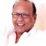 Hemangi Kavi Instagram - काल नितीन देसाई गेल्याची बातमी ऐकल्यापासून त्यांनी निर्माण केले भव्या दिव्य sets डोळ्यासमोर येत राहीले कुठल्या कुठल्या सिनेमातले आणि कानात एकच गाणं ऐकू येत होतं. त्यांनीच दिग्दर्शित केलेल्या ‘अजिंठा’ सिनेमातलं… ‘मन चिंब पावसाळी झाडात रंग ओले घनगर्द सावल्यांनी आकाश वाकलेले’ का कुणास ठाऊक? रात्री याच गाण्यातली पावसाळी दृश्य पापण्यांवर तरळत राहीली आणि ओळी ऐकू येत राहील्या. अगदी झोप लागेपर्यंत! सकाळी उठले आणि कळलं आज ‘ना.धो. महानोर’ गेले! काही प्रश्नांची उत्तरं मिळत नाहीत ती अशी! आज दिवसभर जैत रे जैत, एक होता विदूषक, मुक्ता, सर्जा मधली गाणी कानात घुमत राहतील! “काल्या एकल्या राती मन मोडून जाती असं एखादं पाखरू वेल्ल्हाळ ज्याला सामोरं येतया आभाळं” अलविदा, रानकवी! #नाधोंमहानोर #रानकवी #NaDhoMahanor #नामदेवधोंडोमहानोर महाराष्ट्र