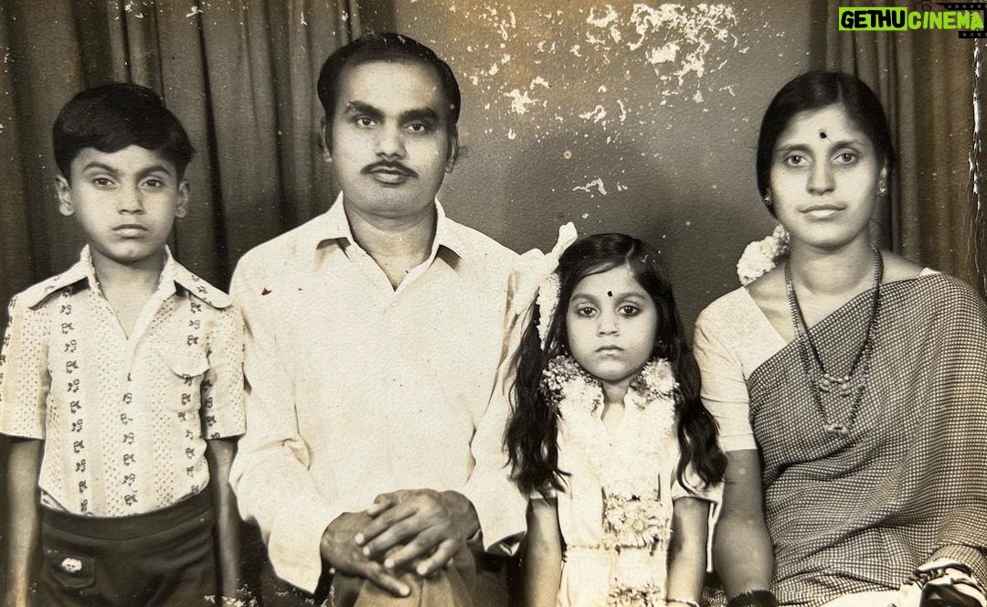 Hemangi Kavi Instagram - That's my Do Gubbare moment filled with love & happiness! ЁЯТЫтЬи рд╣рд╛ рдЖрдордЪрд╛ Family photo! рдорд╛рдЭреЗ рдЖрдИ, рдмрд╛рдмрд╛, рднрд╛рдК, рдмрд╣реАрдг рдЖрдгрд┐ рдореА! рдкрдг рддреБрдореНрд╣рд╛рдВрд▓рд╛ рдпрд╛рдд рдЪрд╛рд░рдЪ рдорд╛рдгрд╕рдВ рджрд┐рд╕рддрд╛рдПрдд рдирд╛! рдЕрдВрд╣рдВ, рдореА рдзрд░реВрди рдкрд╛рдЪ рдЖрд╣реЗрдд! рдореА рдЦрд░рдВрдЪ рдЖрд╣реЗ рдпрд╛ photo рдд. рд▓рд╣рд╛рди рдЕрд╕рддрд╛рдирд╛ рдЖрдкрдг рд╕рдЧрд│реНрдпрд╛рдВрдиреАрдЪ рдЖрдкрд▓реНрдпрд╛ рдЖрдИ- рдмрд╛рдмрд╛рдВрдЪреНрдпрд╛ рд▓рдЧреНрдирд╛рдд рдЖрдкрдг рдХрд╛ рдирд╡реНрд╣рддреЛ рдХрд┐рдВрд╡рд╛ рдореА рдХреБрдареЗ рд╣реЛрддреЛ/рд╣реЛрддреЗ photo рдХрд╛рдврддрд╛рдирд╛ рдЕрд╕реЗ рд▓рд╛рдЬ рдЖрдгрдгрд╛рд░реЗ рдкреНрд░рд╢реНрди рдЪрд╛рд░ рдЪреМрдШрд╛рдд рд╡рд┐рдЪрд╛рд░реВрди рдЖрдкрд▓реНрдпрд╛ рдШрд░рдЪреНрдпрд╛рдВрдирд╛ рд╣реИрд░рд╛рдг рдХреЗрд▓реЗрд▓рдВ рдЖрд╣реЗ. рдкреБрд░реНрд╡реА рдШрд░рд╛рдд рдЖрд▓реЗрд▓реНрдпрд╛ рдкрд╛рд╣реБрдгреНрдпрд╛рдВрдирд╛, рдирд╛рддреЗрд╡рд╛рдИрдХрд╛рдВрдирд╛ рдЖрдкрд▓реЗ photos/ album рджрд╛рдЦрд╡рд╛рдпрдЪреА рдкрджреНрдзрдд рдмрд╣реБрддрд╛рдВрд╢ рдШрд░рд╛рдд рд╣реЛрддреА. рдЖрддрд╛ рд╣реЗ рдРрдХрддрд╛рдирд╛ odd рд╡рд╛рдЯрдд рдЕрд╕рд▓рдВ рддрд░реА рд╣реА рдкрджреНрдзрдд рдХрд┐рдВрд╡рд╛ рд╕рд╡рдп рдореНрд╣рдгреВрдпрд╛ Social Media рд╡рд░ рдЖрдкрдг рдЕрдмрд╛рдзрд┐рдд рдареЗрд╡рд▓реАрдП! рддреЗрд╡реНрд╣рд╛ рддреНрдпрд╛ рдЪрд╛рд░ рд▓реЛрдХрд╛рдВрд╕рдореЛрд░ рдЖрдкрд▓реНрдпрд╛ рдкрд╛рд▓рдХрд╛рдВрдЪреА тАШрдЖрддрд╛ рд╣реЗ рдХрд╕рдВ рд╕рдордЬрд╛рд╡рдпрдЪрдВ?тАЩ рдЭрд╛рд▓реЗрд▓реА рдирд╛рдЬреВрдХ рдкрд░рд┐рд╕реНрдерд┐рддреА рдЖрдкрд▓реНрдпрд╛рд▓рд╛ тАШрдХрд│рд╛рдпрд▓рд╛тАЩ рд▓рд╛рдЧрд▓реНрдпрд╛рд╡рд░ рд▓рдХреНрд╖рд╛рдд рдпреЗрддреЗ рдЖрдгрд┐ рддреЗ рдЖрдард╡реВрди рдЖрддрд╛рд╣реА рд╣рд╕рд╛рдпрд▓рд╛ рдпреЗрддрдВ! рдЖрдкрд▓реНрдпрд╛ рдореЛрдареНрдпрд╛ рднрд╛рд╡рдВрдбрд╛рдВрдиреА рдЖрдкрдг рдХрд╕реЗ рд░рд╕реНрддреНрдпрд╛рд╡рд░рдЪ рд╕рд╛рдкрдбрд▓реЛ рдЖрдгрд┐ рдШрд░реА рдШреЗрдКрди рдЖрд▓реЛ рдХрд┐рдВрд╡рд╛ рдмреЛрд╣рд╛рд░рдгреАрдХрдбреВрди рдХрд╕рдВ рдПрдХрд╛ рд╕рд╛рдбреАрд╡рд░ рдШреЗрддрд▓рдВ рдЕрд╕рдВ рд╕рд╛рдВрдЧреВрди рддреНрд░рд╛рд╕ рджрд┐рд▓реЗрд▓рд╛ рдЖрд╣реЗ! рдореА рдкрдг рдпрд╛ рд╕рдЧрд│реНрдпрд╛рд▓рд╛ рдЕрдкрд╡рд╛рдж рдирд╛рд╣реА. рдореА рдпрд╛ рдлреЛрдЯреЛрдд рдирд╕рдгреНрдпрд╛рдЪрдВ рдХрд╛рд░рдг рд╡рд┐рдЪрд╛рд░рд▓реНрдпрд╛рд╡рд░ рдорд╛рдЭреНрдпрд╛ рджрд╛рджрд╛-рддрд╛рдИрдиреЗ рдкреНрд░рдереЗрдкреНрд░рдорд╛рдгреЗ рд╡рд░рдЪреАрдЪ рдЯреЗрдк рд▓рд╛рд╡рд▓реА! рддреЗрд╡реНрд╣рд╛ рдПрд╡рдврдВ рд╡рд╛рдИрдЯ рд╡рд╛рдЯрд▓рдВ рд╣реЛрддрдВ рдирд╛, рдорд╛рдЭреА рдЖрдИ рд╕рд╛рдВрдЧрддреЗ рдореА рддреНрдпрд╛рджрд┐рд╡рд╢реА рдЙрдкрд╛рд╢реА рд░рд╛рд╣реАрд▓реЗ рд╣реЛрддреЗ! рдордЧ рдореА рдЬреЗрд╡рд╛рд╡рдВ рдореНрд╣рдгреВрди рдорд╛рдЭреНрдпрд╛ рдЖрдИрдиреЗ рдорд▓рд╛ рд╕рд╛рдВрдЧрд┐рддрд▓рдВ рдХреА рдореА рддрд┐рдЪреНрдпрд╛ рдкреЛрдЯрд╛рдд рд╣реЛрддреЗ! рд╣рд╛ рдлреЛрдЯреЛ рдХрд╛рдврдд рдЕрд╕рддрд╛рдирд╛ рддреА рдЪрд╛рд░ рдорд╣реАрдиреНрдпрд╛рдЪреА рдЧрд░реЛрджрд░ рд╣реЛрддреА. рдЖрдкрдг рдкреНрд░рддреНрдпрдХреНрд╖рдкрдгреЗ рдирд╕рд▓реЛ рддрд░реА рд╡реЗрдЧрд│реНрдпрд╛ рдЬрдЧрд╛рдд рдЕрд╕реНрддрд┐рд╡рд╛рдд рд╣реЛрддреЛ! рдЖрдпрд▓рд╛ рдореНрд╣рдгрдЬреЗ рдЖрдкрдг рд╕реБрджреНрдзрд╛ рдЖрд╣реЛрдд рдХреА рдпрд╛ рдлреЛрдЯреЛрдд! рдХреЗрд╡рдврд╛ рддреЛ рдЖрдирдВрдж! рдЖрддрд╛ рд╣реЗ рдЦрд░рдВ рд╣реЛрддрдВ рдХреА рдЦреЛрдЯрдВ рдорд╛рд╣реАрдд рдирд╛рд╣реА. рдкрдг рдорд╛рдЭреНрдпрд╛ рдмрд╛рд▓рдмреБрджреНрдзреАрд▓рд╛ рдкрдЯреЗрд▓ рдЕрд╢реА story рд╕рд╛рдВрдЧреВрди рдорд╛рдЭреНрдпрд╛ рдЖрдИрдиреЗ рдореА рддреНрдпрд╛рдВрдЪреАрдЪ рдореБрд▓рдЧреА рдЖрд╣реЗ рдпрд╛рдЪреА рдЦрд╛рддреНрд░реА рджрд┐рд▓реА рдЖрдгрд┐ рддреБ рдкрдг рд╣реЛрддреАрд╕ рдпрд╛ photo рдордзреНрдпреЗ рд╕рд╛рдВрдЧреВрди рдЖрдкрд▓реЗрдкрдгрд╛рдЪреА рдореБрд│рдВ рдХрд╛рдпрдордЪреА рдШрдЯреНрдЯ рдкреЗрд░рд▓реА! рдЖрдкрд▓реНрдпрд╛рд▓рд╛ рдХреБрдгреАрддрд░реА рдзрд░реВрди рдЖрд╣реЗ рдкреНрд░рддреНрдпрдХреНрд╖ рдЕрдкреНрд░рддреНрдХреНрд╖рдкрдгреЗ рд╣реА Feeling рдХрд┐рддреА рдХрдорд╛рд▓ рдЕрд╕рддреЗ рдирд╛рдИ? рдорд╛рдЭреНрдпрд╛рд╕рд╛рдареА рд╣рд╛рдЪ рдорд╛рдЭрд╛ Do Gubbare Moment рдЖрд╣реЗ! рддреБрдордЪреНрдпрд╛ рдЖрдпреБрд╖реНрдпрд╛рдд рд╕реБрджреНрдзрд╛ рдЕрд╕реЗ рдЕрдиреЗрдХ рдХреНрд╖рдг рдЕрд╕рддреАрд▓ рдирд╛? рдХрд┐рдВрд╡рд╛ рдПрдЦрд╛рджрд╛ рдлреЛрдЯреЛ? Please Share! Use #DoGubbare I nominate @savanieeravindrra @shwetmahadik to share their special Do Gubbare moment! #DOGUBBARE @sidsshaw @manasi_parekh @malhaar_rathod @mohan.agashe @officialjiostudios @panoramamusic @abhayjodhpurkar @saurabh_bhalerao_ Mumbai, Maharashtra