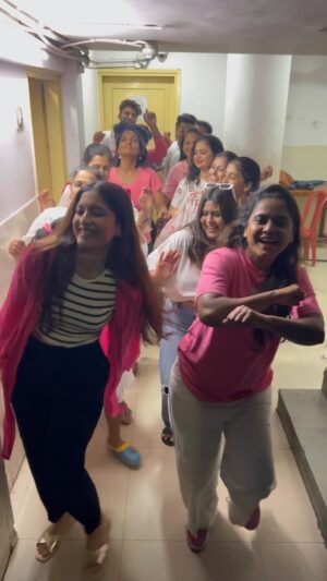 Hemangi Kavi Instagram - Team that reels together stays together! #janmavaari #जन्मवारी 
We rock! Pink & White 🩷🤍

#kavala #trendingreels #trending #pinkandwhite #gadkarirangaytan #thane #jailer #saturday