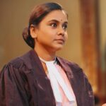 Hemangi Kavi Instagram - See you in Court! माझे बाबा एलएलबी(वकिल) होते पण घरच्या परिस्तिथीमुळे practice न करता त्यांना नोकरी धरावी लागली. पण त्यांचा हा वकिलीचा अभ्यास त्यांनी त्यांच्या आयुष्यात वेळोवेळी उपयोगात आणला किंवा असं म्हणूया तो नकळतपणे येत होता. कंपनीच्या संपाच्या वेळेस, कंपनीच्या Union मध्ये, कधी कधी तर वैयक्तिक समस्या घेऊन बरेच लोक त्यांच्याकडे कायदेशीर सल्ले मागायला यायचे आणि माझे ‘पप्पा’ जणू त्यांच्याकडे आलेल्या एखाद्या professional case सारखी त्यांच्या मित्रांना, कामगारांना, ओळखीच्या लोकांना विना मुल्य मदत करायचे. त्यावर माझी ‘मम्मी’ typical बायको सारखी कायम बोलायची, “या मदतीचे किमान पैसे तरी घ्या, का उगा लष्कराच्या भाकऱ्या भाजायच्या?” त्यावर ते वकिली उत्तर देत म्हणायचे “वकिलीची शपथ घेतली नाही तर मी कुणाकडून पैसे कसे घेणार? मी जर असे पैसे घेतले तर माझ्यावरच केस होईल. नाही का?” त्यावर बिच्चारी माझी मम्मी case मध्ये हरलेल्या client सारखी गप्प व्हायची. आम्ही भावंडं भांडायला लागलो की माझं मुद्देसुद बोलणं ऐकून माझी आई नेहमी म्हणायची rather अजूनही म्हणते वकिलाची मुलगी शोभतेस खरी! सध्या मी STAR Pravah च्या ‘मन धागा धागा जोडते नवा’ मालिकेत एका वकिलाची भूमिका साकारतेय. माझ्या बाबांनी कधीच आमच्यावर त्यांचा वकिलीचा वारसा जपण्याची इच्छा लादली नाही! उलट आम्हांला जे आवडेल, झेपेल तेच शिकू दिलं! आवडतं क्षेत्र निवडू दिलं! पण आज मला असं वकिलाच्या Band आणि Gown मध्ये पाहून त्यांना खूप खूप आनंद झाला असता हे नक्की! माझ्या Acting Career चा महत्त्वाचा खांब असणाऱ्या माझ्या ‘पप्पांना’ माझ्या सर्व भूमिका समर्पित आहेतच पण Advocate Gayatri Vartak ही भूमिका खास तुमच्यासाठी पप्पा! 🥹❤️ #कवीहुँमैं #हेमांगीकवी #तीसावळीगं #kavihunmajn #hemangikavi #thatduskywoman #trending #starpravah #serial #mandhagadhagajodatenava @divyasubhashpugaonkar_official @theshelar @rajashri.nikam @beesolace #BharatGaikwad Mumbai, Maharashtra