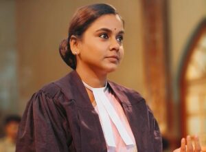 Hemangi Kavi Instagram - See you in Court! 
माझे बाबा एलएलबी(वकिल) होते पण घरच्या परिस्तिथीमुळे practice न करता त्यांना नोकरी धरावी लागली. पण त्यांचा हा वकिलीचा अभ्यास त्यांनी त्यांच्या आयुष्यात वेळोवेळी उपयोगात आणला किंवा असं म्हणूया तो नकळतपणे येत होता. कंपनीच्या संपाच्या वेळेस, कंपनीच्या Union मध्ये, कधी कधी तर वैयक्तिक समस्या घेऊन बरेच लोक त्यांच्याकडे कायदेशीर सल्ले मागायला यायचे आणि माझे ‘पप्पा’ जणू त्यांच्याकडे आलेल्या एखाद्या professional case सारखी त्यांच्या मित्रांना, कामगारांना, ओळखीच्या लोकांना विना मुल्य मदत करायचे. त्यावर माझी ‘मम्मी’ typical बायको सारखी कायम बोलायची, “या मदतीचे किमान पैसे तरी घ्या, का उगा लष्कराच्या भाकऱ्या भाजायच्या?” त्यावर ते वकिली उत्तर देत म्हणायचे “वकिलीची शपथ घेतली नाही तर मी कुणाकडून पैसे कसे घेणार? मी जर असे पैसे घेतले तर माझ्यावरच केस होईल. नाही का?” त्यावर बिच्चारी माझी मम्मी case मध्ये हरलेल्या client सारखी गप्प व्हायची.
आम्ही भावंडं भांडायला लागलो की माझं मुद्देसुद बोलणं ऐकून माझी आई नेहमी म्हणायची rather अजूनही म्हणते वकिलाची मुलगी शोभतेस खरी! 
सध्या मी STAR Pravah च्या ‘मन धागा धागा जोडते नवा’ मालिकेत एका वकिलाची भूमिका साकारतेय. 
माझ्या बाबांनी कधीच आमच्यावर त्यांचा वकिलीचा वारसा जपण्याची इच्छा लादली नाही! उलट आम्हांला जे आवडेल, झेपेल तेच शिकू दिलं! आवडतं क्षेत्र निवडू दिलं! 
पण आज मला असं वकिलाच्या Band आणि Gown मध्ये पाहून त्यांना खूप खूप आनंद झाला असता हे नक्की! 
माझ्या Acting Career चा महत्त्वाचा खांब असणाऱ्या माझ्या ‘पप्पांना’ माझ्या सर्व भूमिका समर्पित आहेतच पण Advocate Gayatri Vartak ही भूमिका खास तुमच्यासाठी पप्पा! 🥹❤️

#कवीहुँमैं #हेमांगीकवी #तीसावळीगं #kavihunmajn #hemangikavi #thatduskywoman #trending #starpravah #serial #mandhagadhagajodatenava @divyasubhashpugaonkar_official @theshelar @rajashri.nikam @beesolace #BharatGaikwad