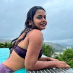 Hemangi Kavi Instagram - To the infinity pool & beyond! 🏊🏽‍♀️🥰 #कवीहुँमैं #हेमांगीकवी #तीसावळीगं #kavihunmajn #hemangikavi #thatduskywoman #trending #weekend #infinitypool #peaceful #calm