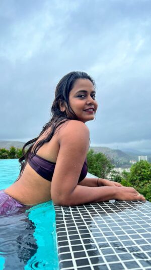 Hemangi Kavi Instagram - To the infinity pool & beyond! 🏊🏽‍♀️🥰 

#कवीहुँमैं #हेमांगीकवी #तीसावळीगं #kavihunmajn #hemangikavi #thatduskywoman #trending #weekend #infinitypool #peaceful #calm