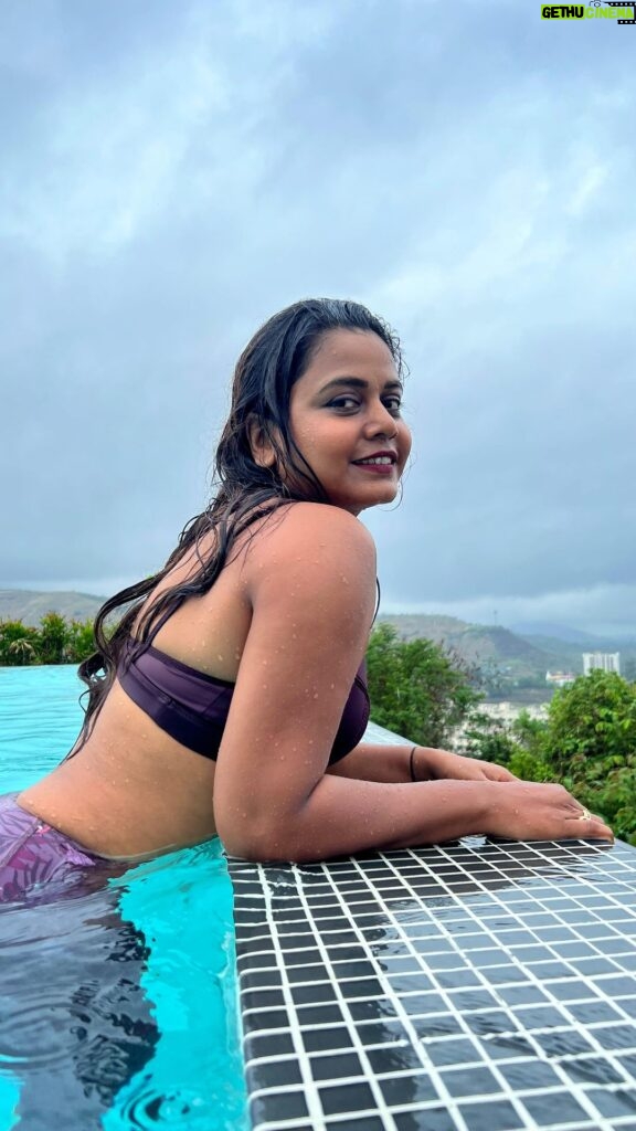 Hemangi Kavi Instagram - To the infinity pool & beyond! 🏊🏽‍♀️🥰 #कवीहुँमैं #हेमांगीकवी #तीसावळीगं #kavihunmajn #hemangikavi #thatduskywoman #trending #weekend #infinitypool #peaceful #calm