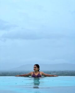 Hemangi Kavi Instagram - ती Pool राणी - Part 2 सगळ्याचा Sequel (Part) येऊ शकतो मग photos चा का नाही? तुला Sequel चांगलाच धडा!!! 😝😝 📍आपल्या महाराष्ट्रातलं, आपलं कर्जत! 🤳🏽तोच तो, आमचा माणूस 🤭 #कवीहुँमैं #हेमांगीकवी #तीसावळीगं #kavihunmain #HemangiKavi #thatduskywoman #monsoon #trending #maharashtra #weekend #saturday