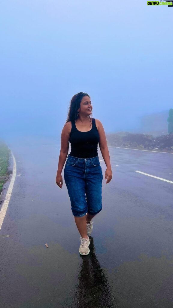 Hemangi Kavi Instagram - Monsoon done ✔️ 📍: Tigers View Point, Lonavala, Maharashtra. #tigersviewpoint #lonavala #maharashtra #monsoon #कवीहुँमैं #हेमांगीकवी #तीसावळीगं #kavihunmain #hemangikavi #thatduskywoman #trending #पावसाळा #पाऊस Vc: आमचा माणूस 🥰