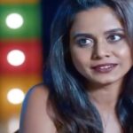 Hemangi Kavi Instagram - आणखी एक सुंदर project एका नव्या कोऱ्या ott channel ‘1 Ott’ वर प्रदर्शित झालंय. ‘Blind Date’ नावाची १० भागांची ही series आहे. प्रत्येक भागात नविन जोडी सह नविन गोष्ट आहे. त्यामुळे तुम्ही कुठलीही गोष्ट कुठल्याही भागापासून पाहायला सुरू करू शकता. माझ्या गोष्टीचा क्मांक आहे नववा! आता Blind Date या नावाप्रमाणे Romantic वगैरे तर आहेच पण त्यासोबत जरा हसवणारं, थोडं आत्म परिक्षण करायला लावणारं, कधी डोळ्याच्या कडा पाणवणारं तर कधी जुनं काही आठवून त्यात रममाण करणारं. सर्वात गंमतीदार भाग म्हणजे यातल्या जोड्या. काही जोड्या खुपच off आहेत. म्हणजे ज्यांचा आपण एक pair म्हणून दूरदूरपर्यंत विचार करू शकत नाही अशा. आता आमचीच जोडी घ्या! माझी आणि @abhijeetkhandkekar ची जोडी. मी कधी विचारच केला नव्हता की आम्हांला pair म्हणून कधी कुणी cast करेल. अजून बऱ्याच अशा जोड्या आहेत ज्यांना पाहून तुम्हांला नक्कीच मौज येईल. खूप दिवसांनी अशी भूमिका जी दिसायला Modern आहे, Glamorous आहे, Bold आहे माझ्या वाट्याला आलीए. त्यासाठी या series च्या Makers ची मी आभारी आहे. कलाकार नेहमी वेगवेगळ्या भूमिका करायची संधी शोधत असतो. ही मला दिल्याबद्दल खूप खूप धन्यवाद. हे 1OTT channel चक्क FREE आहे. तेव्हा पटकन download करून घ्या. तुमच्या Mobile मधली थोडीशी जागा जाईल पण तुमच्या मनात ही ‘Blind Date’ घर करेल हे नक्की! 👉 1OTT सोबत तुमची ‘ब्लाइंड डेट’ Fixed!!! 🙌 ► 𝐆𝐨𝐨𝐠𝐥𝐞 𝐏𝐥𝐚𝐲𝐬𝐭𝐨𝐫𝐞 : https://play.google.com/store/apps/details?id=com.planetcast.oneott&pli=1 ► 𝐀𝐩𝐩𝐥𝐞 𝐀𝐩𝐩 𝐒𝐭𝐨𝐫𝐞 : https://apps.apple.com/in/app/1ott/id1612774564 #1OTT #1OTTOriginals #BlindDate #WebSeries #MarathiWebSeries #StreamingNow #ब्लाइंडडेट #म #मराठी #BharatKaMobileTV