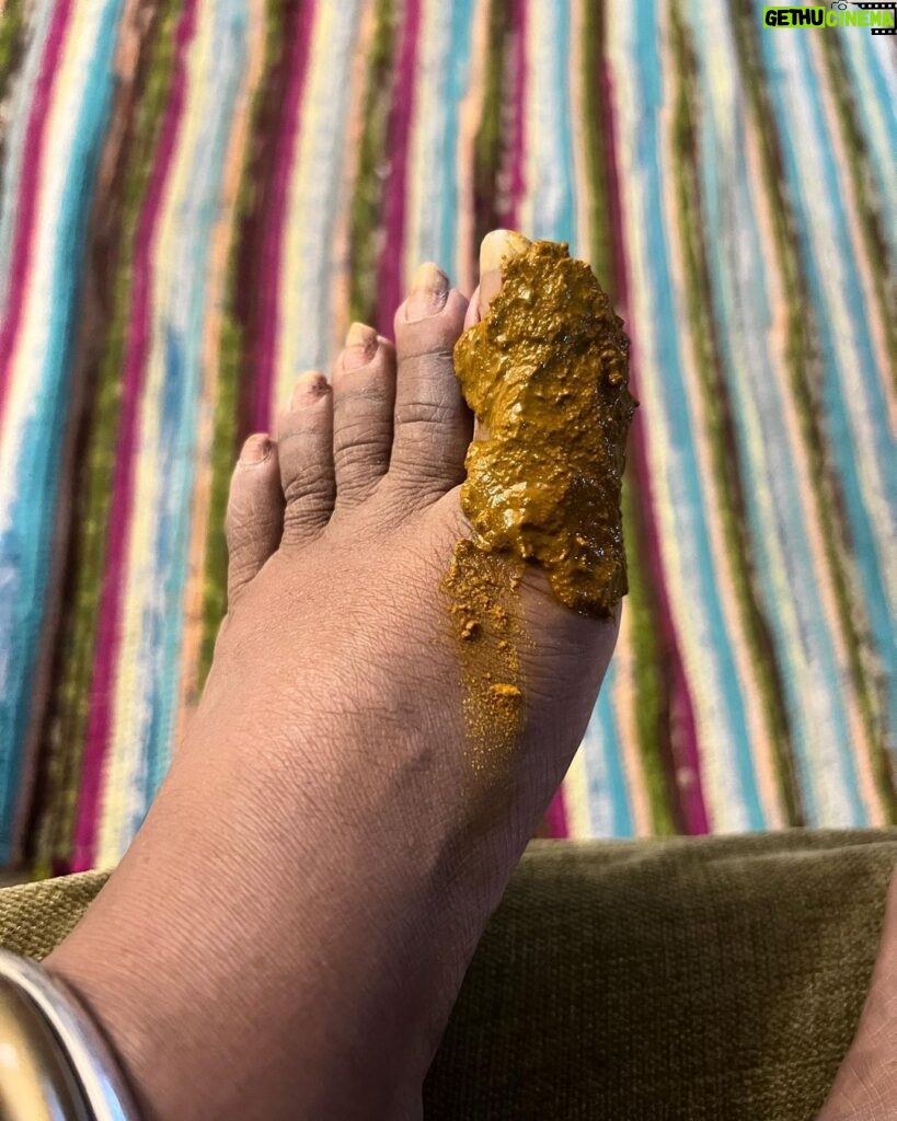 Hemangi Kavi Instagram - परवा ‘मन धागा धागा’ च्या set वर scene करताना माझ्याकडूनच माझ्या पायाला दुखापत झाली. पायरी चढत असताना माझा अंदाज चुकला आणि पाय पायरीला जोरात आपटला. पायाच्या बोटाचं नख माझ्याच बोटात मागच्या मागे घुसलं. असली कळ गेली डोक्यात. Shooting थांबवून आराम करायची ती वेळ नव्हती कारण already खूप उशीर झाला होता. Pack up ची वेळ उलटून गेली होती. म्हटलं आता जर मी माझ्या पायाला गोंजारत बसले तर जशी ती कळ माझ्या डोक्यात गेलीए तशी मी सगळ्यांच्या डोक्यात जाईन. काही नाही काही म्हणत scene पूर्ण केला. Pack up झालं. पाय झणझणत होता. चालवत ही नव्हतं. चप्पल घलता येत नव्हती. कशी बशी घरी पोचले. घरी आल्यावर बघते तर काय पाय टम्म सुजला होता. Fresh होऊन बर्फाचा शेक दिला पण मी इतकी थकले होते की मी झोपी गेले. काही वेळापुरतीच. थोड्या थोड्या वेळाने सारखी जाग येत होती. पाय प्रचंड झोंबत होता. पण याही पेक्षा पाय जर असाच राहीला तर उद्याचा नाटकाचा प्रयोग कसा करणार या विचाराने अस्वस्थ होऊन झोपमोड होत होती. सकाळी पुन्हा बर्फ लावला. नाटकाच्या rehearsal ला पोचले. मी लंगडतेय पाहून सगळेच काळजीत पडले. माझ्याही आणि उद्याच्या प्रयोगाच्याही! तिथेही मनाचा हीय्या करून आई गं आई गं करत rehearsal केली. आराम न दिल्यामुळे जखम खवळली. आता म्हटलं हीचा दादापूता नाही केला तर ही मला उद्याचा प्रयोग करू द्यायची नाही. घरी गेल्या गेल्या मैत्रिणीने सुचवलेला तुरटी-हळदीची लेप लावला पायाला. दुखणं शांत झालं. Rehearsal चांगली झाली होती म्हणून झोप ही पटकन लागली आणि चांगली झाली. प्रयोगाचा दिवस उजाडला. रक्त साकळून बोट काळं निळं झालं होतं. मनात म्हटलं nothing doing. काल जशी लंगडत तालिम केली तसाच आज प्रयोगही करायचा. लंगडल्यामुळे दुसरा पाय ही दुखू लागला. Theatre ला पोचले. Make up, Costume घालून ready झाले. सगळे माझ्या दुखण्याचं, लंगडण्याचं सांत्वन करत होते. मी विंगेत उभी होते. तिसरी घंटा झाली. पडदा उघडला. संगीत सुरू झालं. Lights आले आणि मी entry घेतली. Entry लाच मी धावत train पकडतेय असा scene आहे नाटकात. मी धावले आणि त्यानंतरचे २- २.१५ तास मी रंगमंचावर तरंगत होते. मला दुखापत झालीए. माझे पाय दुखताएत. हवा लागली तरी सहन होत नाहीए हे सगळं सगळं विसरून गेले मी. काय गंमत झाली?… Continue in comment section. #कवीहुँमैं #हेमांगीकवी #तीसावळीगं #kavihunmain #hemangikavi #thatduskywoman #trending Mumbai, Maharashtra
