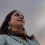 Hemangi Kavi Instagram - Aaj phir ‘Jeene’ ki tamanna hai… kal ‘Lift’ ka irada hai! 😆 #iykyk #marathijoke #कवीहुँमैं #हेमांगीकवी #तीसावळीगं #kavihunmain #hemangikavi #thatduskywoman #trending #kuwait #beach