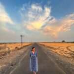 Hemangi Kavi Instagram – रस्ता कसाही असला तरी प्रवास सुखकर करणं आपल्या हातात आहे! 

#कवीहुँमैं #हेमांगीकवी #तीसावळीगं #kavihunmain #HemangiKavi #thatduskywoman #road #trending #sky #horizon
