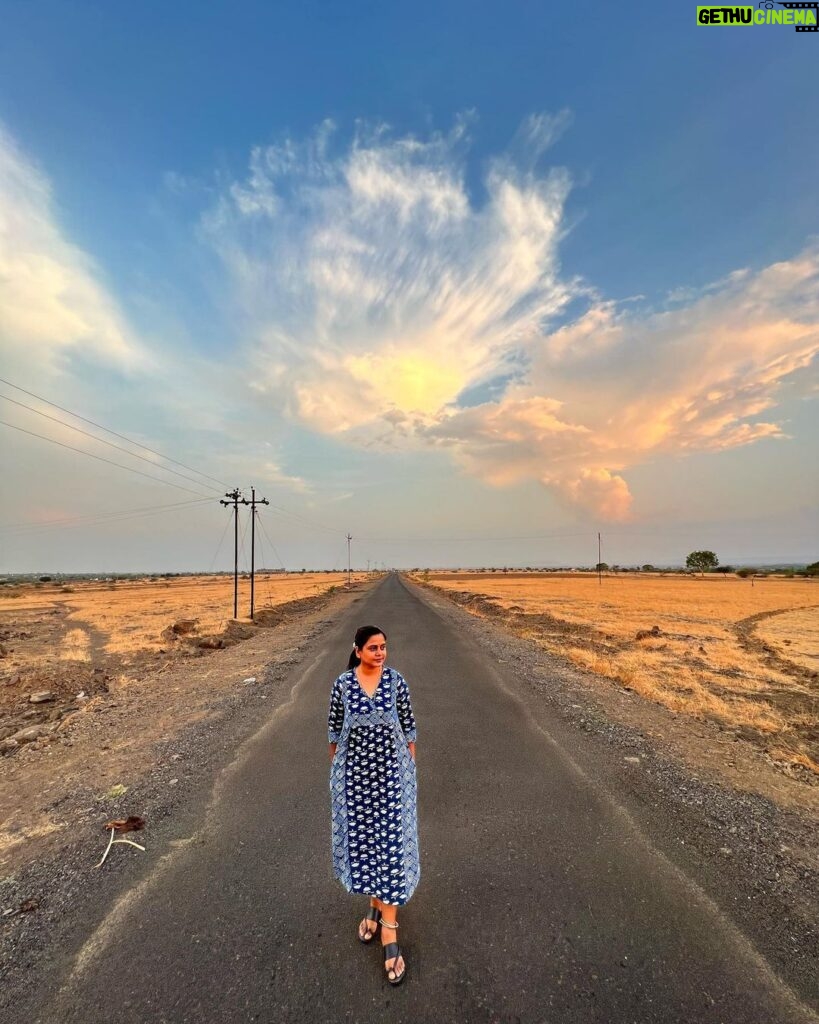 Hemangi Kavi Instagram - रस्ता कसाही असला तरी प्रवास सुखकर करणं आपल्या हातात आहे! #कवीहुँमैं #हेमांगीकवी #तीसावळीगं #kavihunmain #HemangiKavi #thatduskywoman #road #trending #sky #horizon