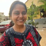 Hemangi Kavi Instagram - जगात, देशाबाहेर किती ही फिरलो तरी गावची सर कुठेही नाही. शाळेत असताना उन्हाळ्याच्या सुट्टीत २ महिने मुक्काम असायचा. आता कामामुळे शक्य होत नसलं तरी २ दिवस का होईना गावाला जातेच. म्हणजे मी वरचेवर गावाला येत असते पण उन्हाळ्याच्या सुट्टीची बात ही अलग है! जेव्हा मला कुणी सांगतं की त्यांना गावच नाही तेव्हा मला कसंसच होतं. लहानपणी प्रश्न पडायचा असं कसं? गावच नाही? पण नसतं! ठिके! मग मी त्यांना आमच्या गावाला यायचं आग्रहाचं आमंत्रण देते! काही जण येऊन- राहून गेलेत. आता त्यांनाही गाव आहे. सांगायला गावच्या आठवणी आहेत. गाव नसणं म्हणजे आई- वडील नसण्यासारखं वाटतं मला. मी खरंच भाग्यवान, ‘गाव’ नावाची संपत्ती आहे माझ्याकडे! #म्हसवड #सातारा #गाव #myhappyplace #कवीहुँमैं #हेमांगीकवी #तीसावळीगं #kavihunmain #hemangikavi #thatduskywoman #mynative #mhaswad त.टी. : कपड्यांवरून कुणाची कसलीही मापं काढू नयेत ही मंडळातल्या काही सदस्यांना नम्र विनंती. Mhaswad : Home